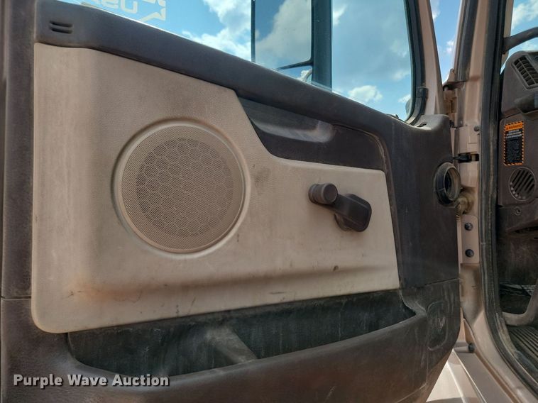 image for item OD9688 2014 Volvo  VNL semi truck