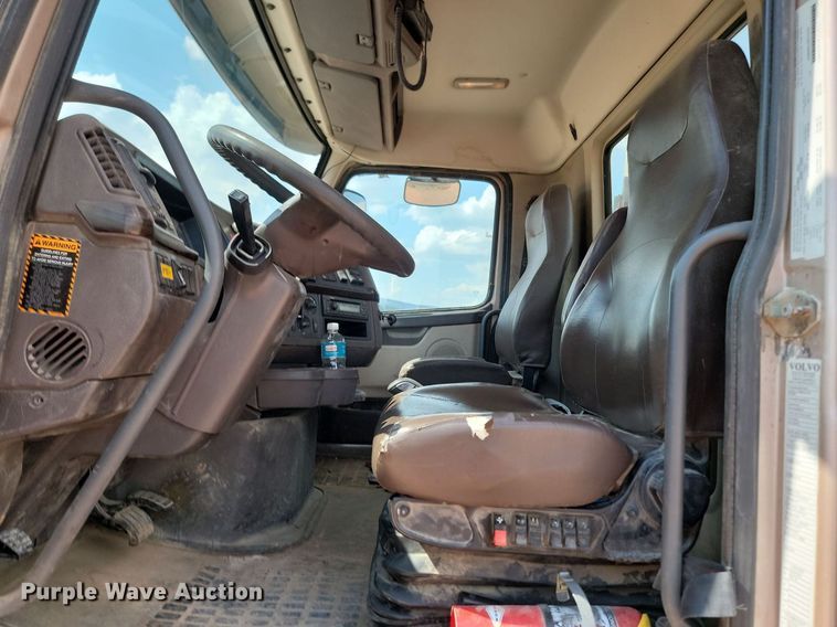 image for item OD9688 2014 Volvo  VNL semi truck