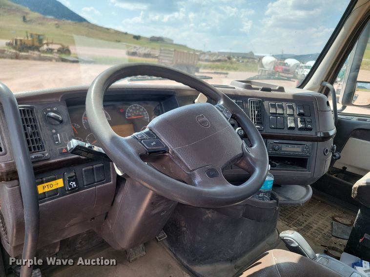 image for item OD9688 2014 Volvo  VNL semi truck