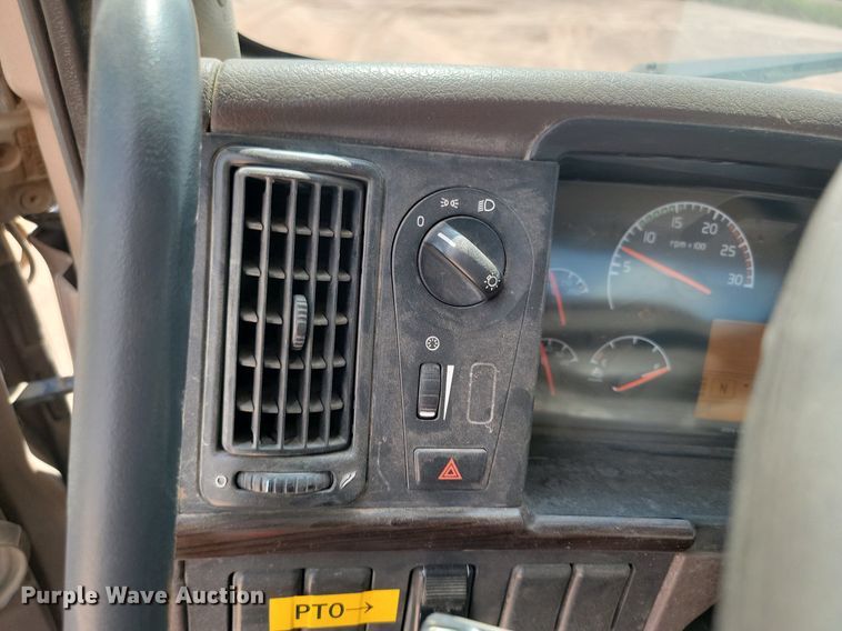 image for item OD9688 2014 Volvo  VNL semi truck