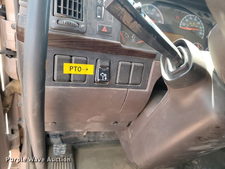 image for item OD9688 2014 Volvo  VNL semi truck