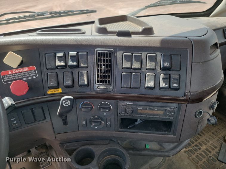 image for item OD9688 2014 Volvo  VNL semi truck