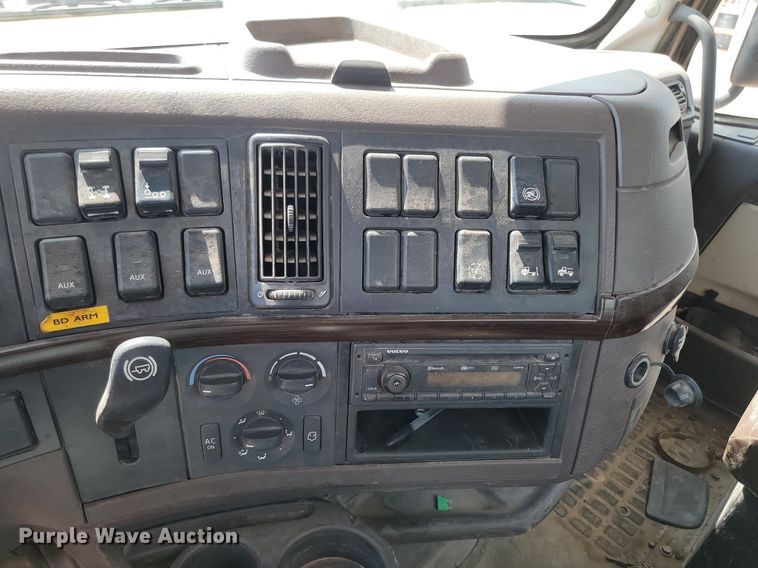 image for item OD9688 2014 Volvo  VNL semi truck