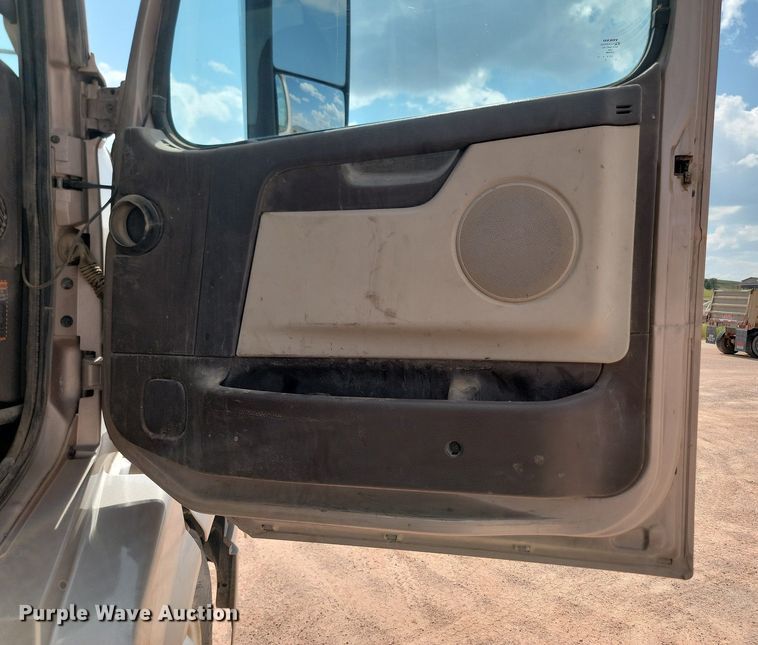 image for item OD9688 2014 Volvo  VNL semi truck