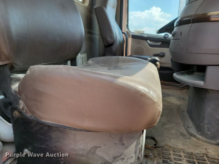 image for item OD9688 2014 Volvo  VNL semi truck