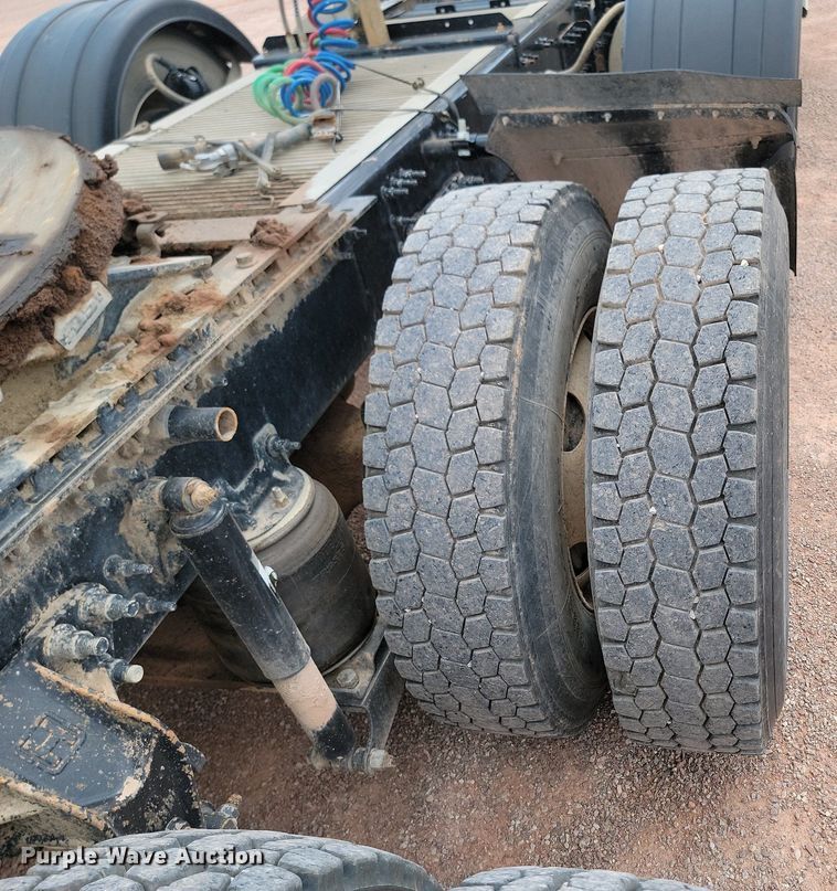 image for item OD9688 2014 Volvo  VNL semi truck