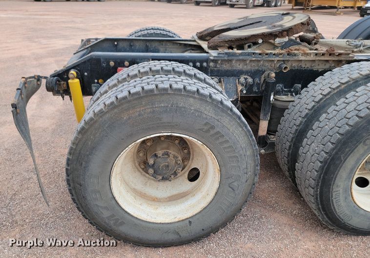 image for item OD9688 2014 Volvo  VNL semi truck