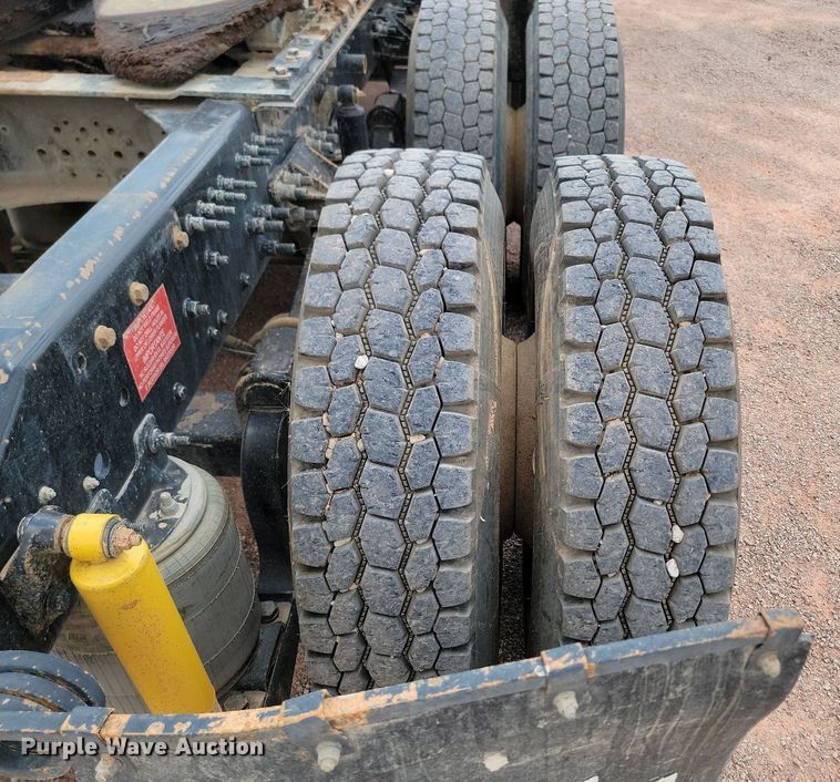 image for item OD9688 2014 Volvo  VNL semi truck