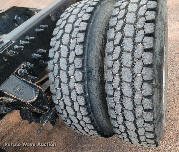 image for item OD9688 2014 Volvo  VNL semi truck