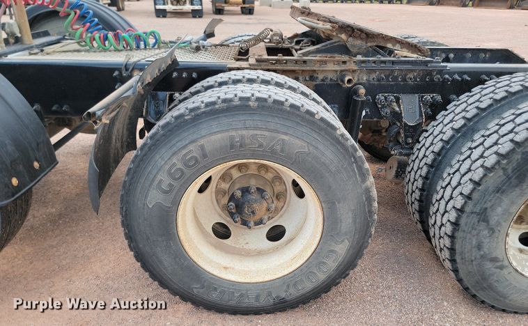 image for item OD9688 2014 Volvo  VNL semi truck