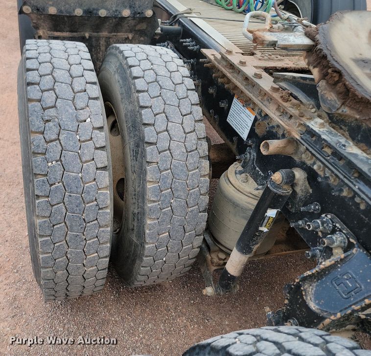 image for item OD9688 2014 Volvo  VNL semi truck