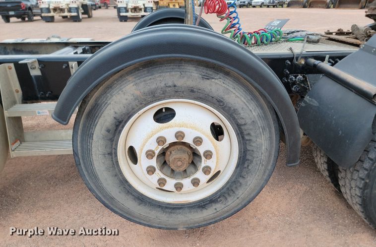 image for item OD9688 2014 Volvo  VNL semi truck