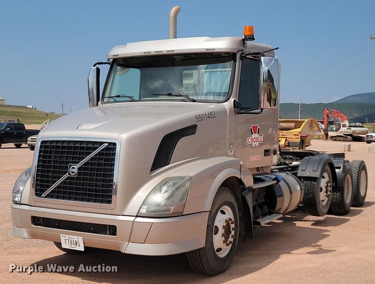 image for item OD9690 2014 Volvo  VNL semi truck