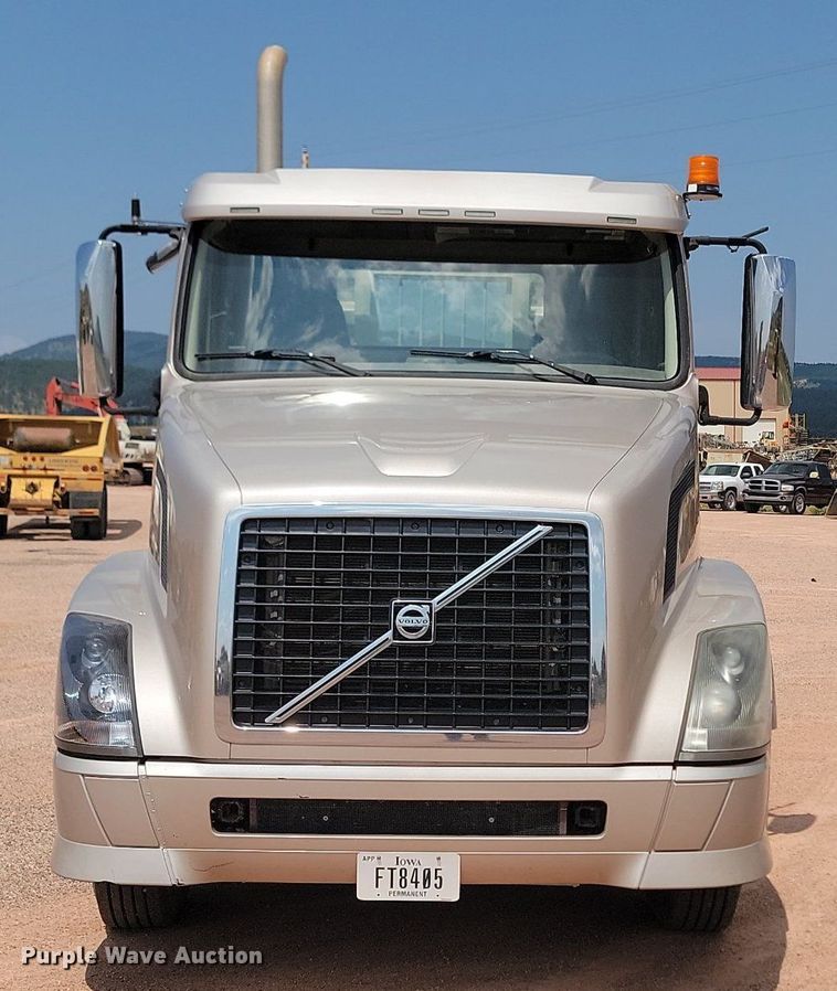 image for item OD9690 2014 Volvo  VNL semi truck