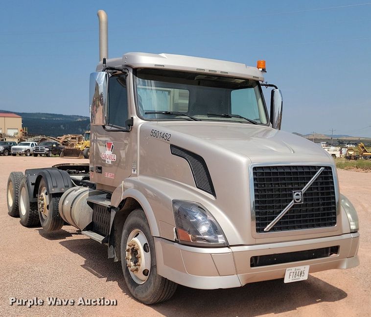 image for item OD9690 2014 Volvo  VNL semi truck
