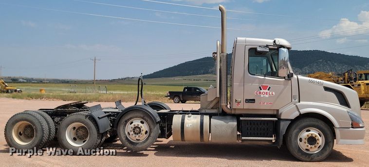 image for item OD9690 2014 Volvo  VNL semi truck