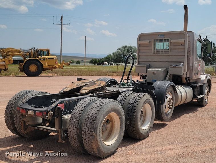 image for item OD9690 2014 Volvo  VNL semi truck