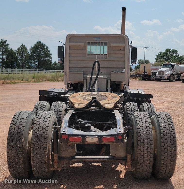 image for item OD9690 2014 Volvo  VNL semi truck