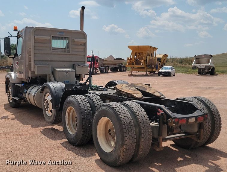 image for item OD9690 2014 Volvo  VNL semi truck