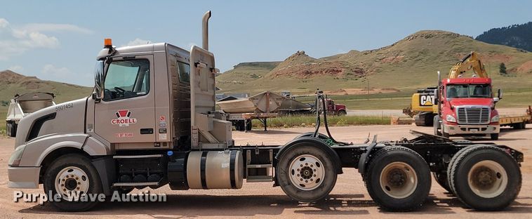 image for item OD9690 2014 Volvo  VNL semi truck