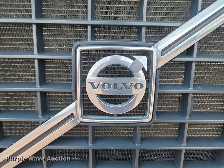 image for item OD9690 2014 Volvo  VNL semi truck