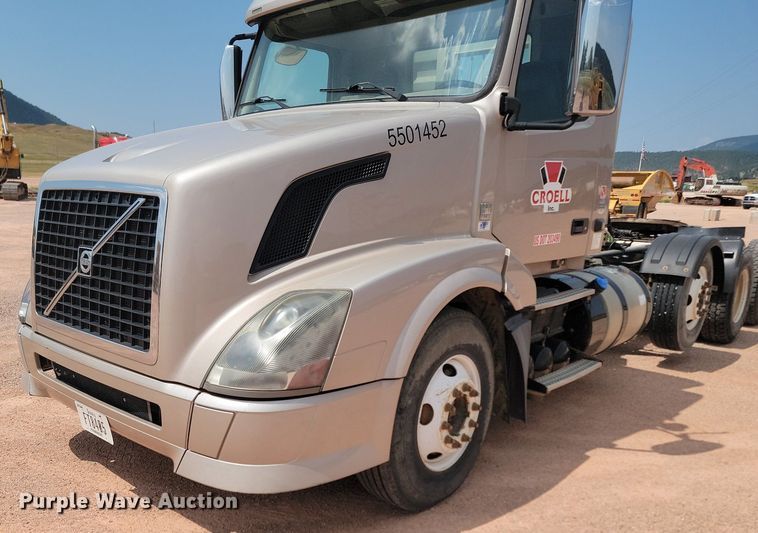 image for item OD9690 2014 Volvo  VNL semi truck