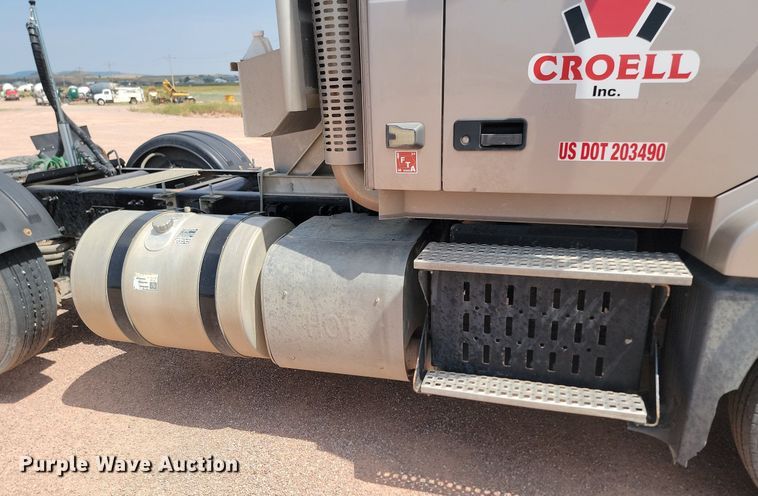 image for item OD9690 2014 Volvo  VNL semi truck