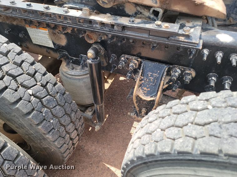 image for item OD9690 2014 Volvo  VNL semi truck