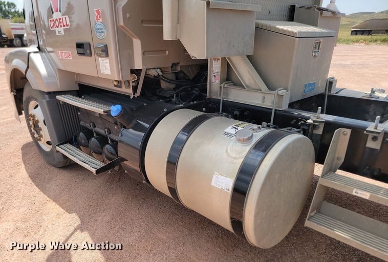 image for item OD9690 2014 Volvo  VNL semi truck