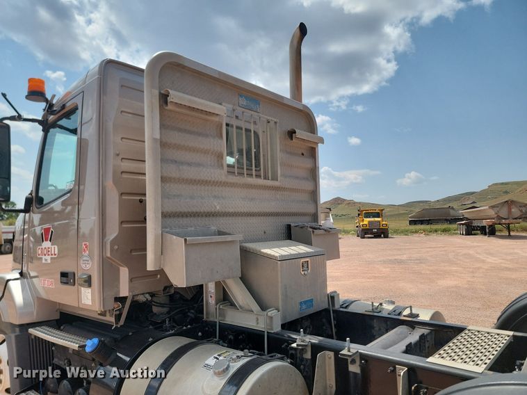 image for item OD9690 2014 Volvo  VNL semi truck