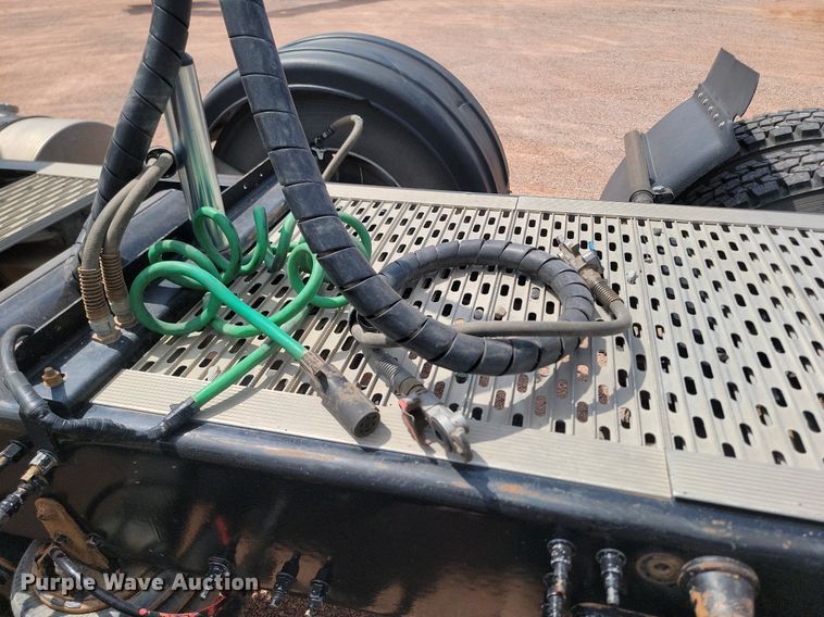 image for item OD9690 2014 Volvo  VNL semi truck