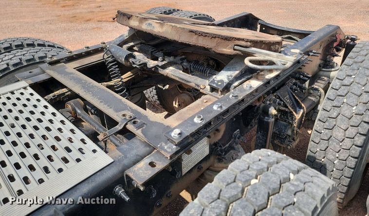 image for item OD9690 2014 Volvo  VNL semi truck