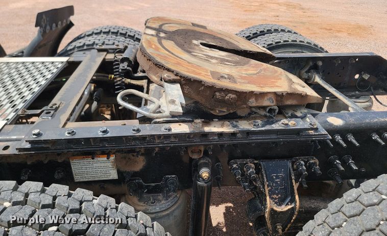 image for item OD9690 2014 Volvo  VNL semi truck