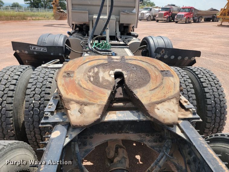 image for item OD9690 2014 Volvo  VNL semi truck