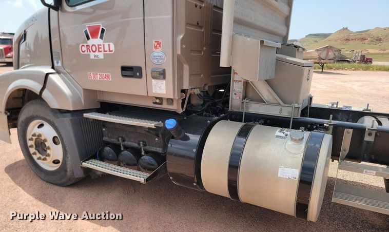 image for item OD9690 2014 Volvo  VNL semi truck