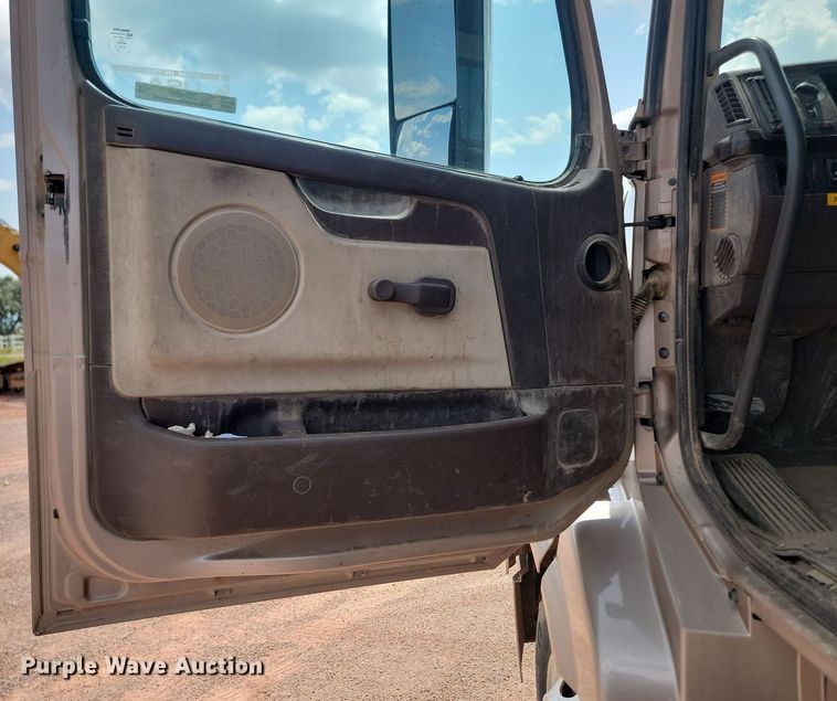 image for item OD9690 2014 Volvo  VNL semi truck