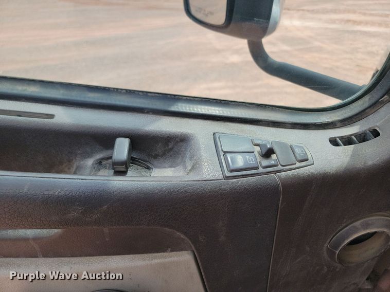 image for item OD9690 2014 Volvo  VNL semi truck