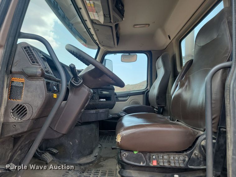 image for item OD9690 2014 Volvo  VNL semi truck