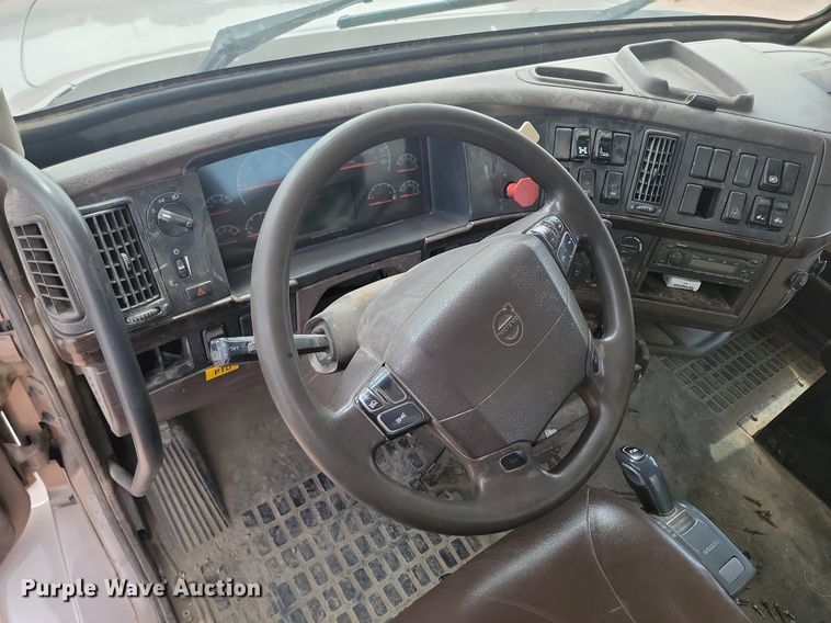 image for item OD9690 2014 Volvo  VNL semi truck