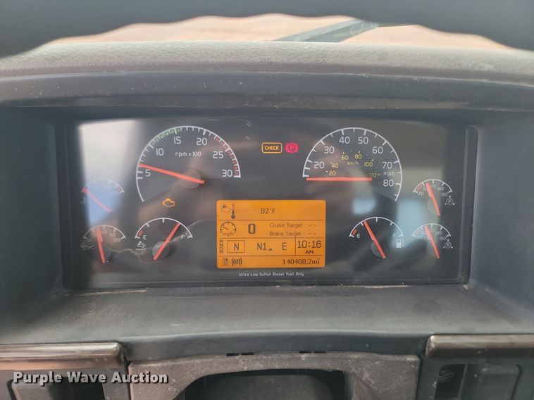 image for item OD9690 2014 Volvo  VNL semi truck