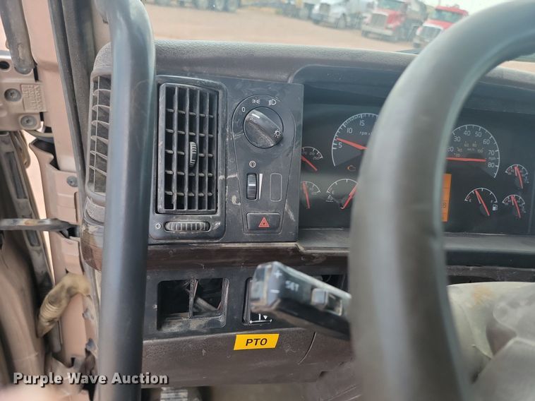 image for item OD9690 2014 Volvo  VNL semi truck