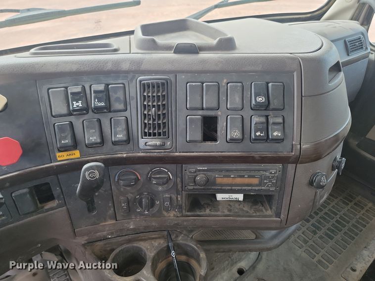 image for item OD9690 2014 Volvo  VNL semi truck