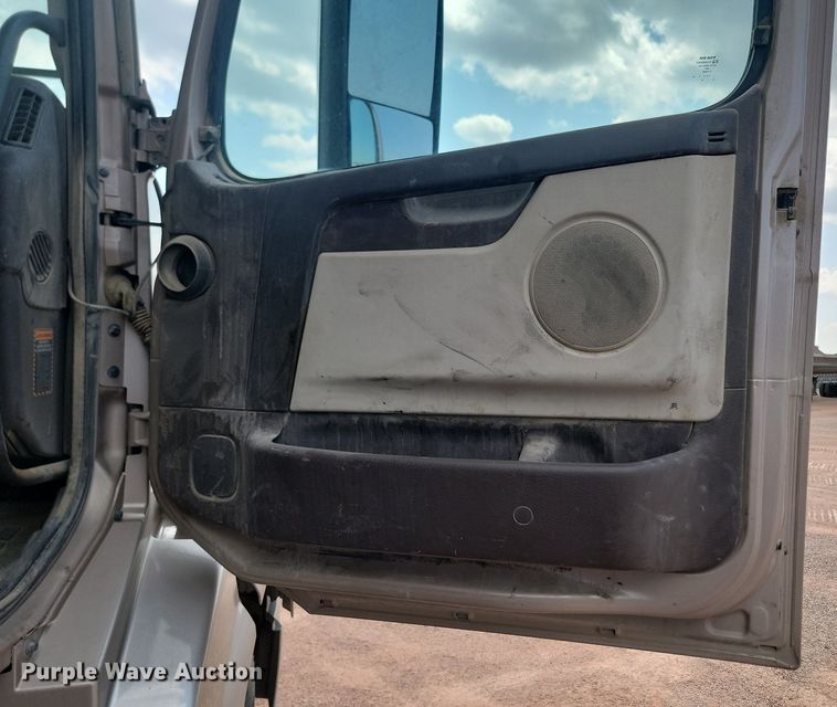 image for item OD9690 2014 Volvo  VNL semi truck