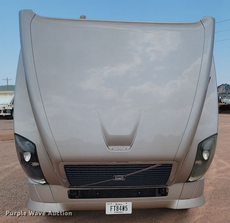 image for item OD9690 2014 Volvo  VNL semi truck