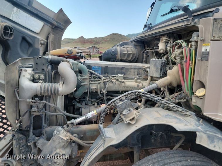 image for item OD9690 2014 Volvo  VNL semi truck