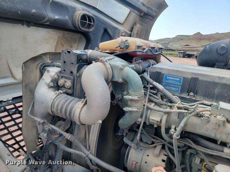 image for item OD9690 2014 Volvo  VNL semi truck