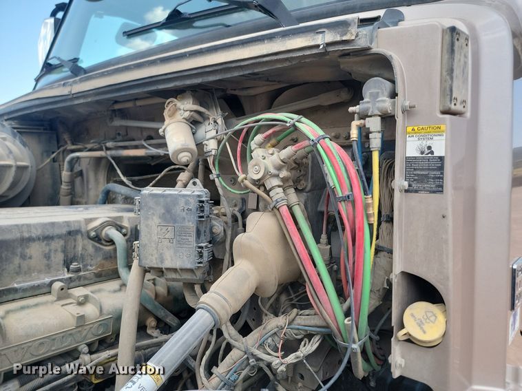 image for item OD9690 2014 Volvo  VNL semi truck