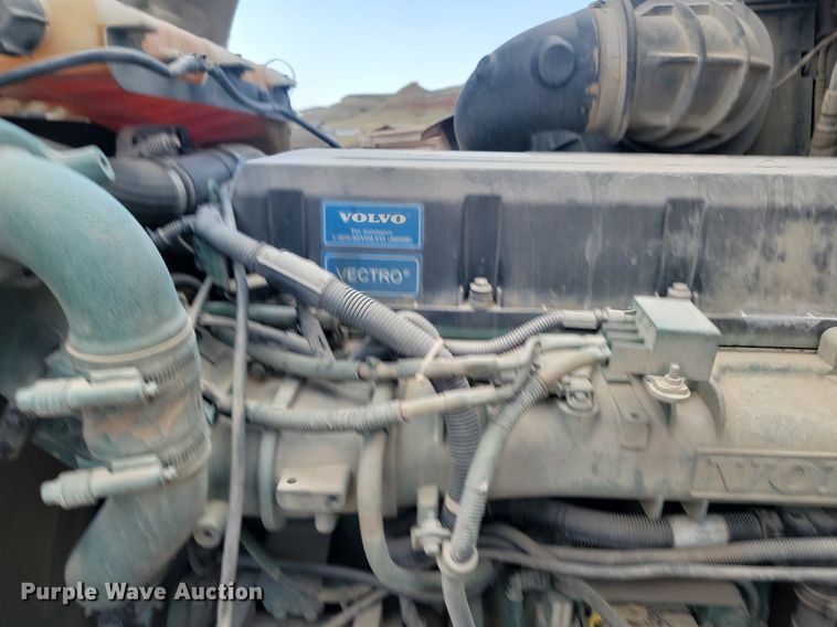 image for item OD9690 2014 Volvo  VNL semi truck