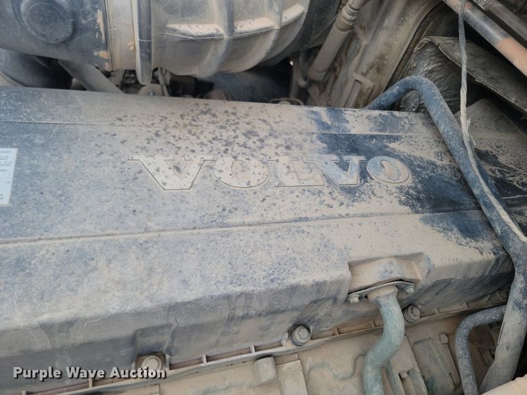 image for item OD9690 2014 Volvo  VNL semi truck