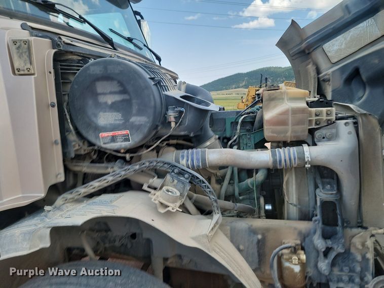 image for item OD9690 2014 Volvo  VNL semi truck